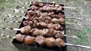 Готовим на берегу! шашлык из печени!
