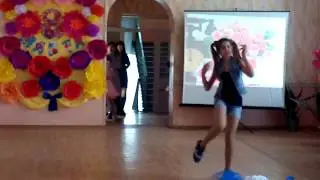 Школьница станцевала мега круто!