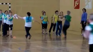Эстафета "перенеси лист бумаги"