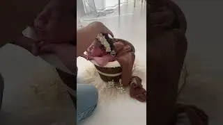 Recién nacido en un cubito. A veces los convertimos en animalitos del bosque.