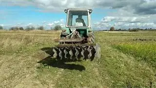 Трактор ЮМЗ. Дискування сидератів.