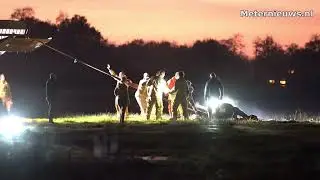 Tien brandweerlieden en shovel trekken paard uit sloot