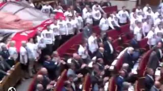 Янукович ушел из Рады под «Банду геть!»