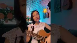 Кошка гуляет сама по себе по крышам и по чердакам.