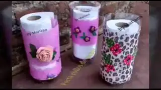 Con botellas de plástico. Porta rollos de papel de cocina