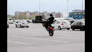 стрит в центре города/stunt scooter, honda cbr/ 