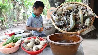 Seyahk cook yummy shrimp tom yum soup - Chef Seyahk invite mommy to taste tom yum soup