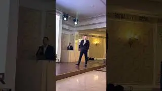 Выступление президента компании Essens . Михал Коварж на сцене в Алмате