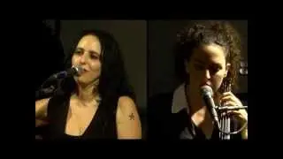 שילה פרבר ומאיה בלזיצמן-בכל זאת יש בה משהו בהופעה