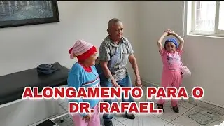 A MARIQUINHA E O ARISTIDES ENSINARAM O DR. A RAFAEL UM ALONGAMENTO.