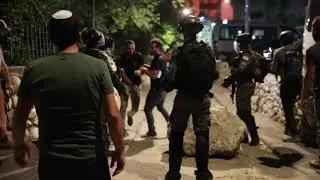 Settlers throw rocks at Palestinians as police look on