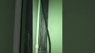 Как слить воду из натяжного потолка при помощи обычного шланга и смекалки.