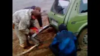 УАЗ рвет Ниву.mp4
