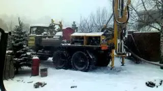 Устанавливаем стрелу буровой в снежный морозный день