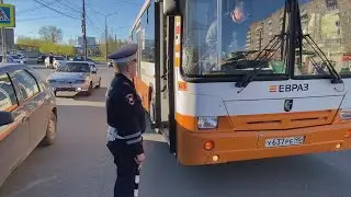 Автобусник не увидел девушку на 