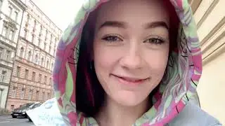 Я выгуливаю тебя по Праге будь хорошим мальчиком
