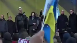 Порошенко забросали яйцами на Майдане.