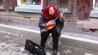 Бабушка играет на домбре