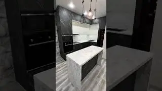 Кухня с островом в черно-белом стиле