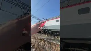 Почему поезд едет на одном токоприемнике 🤔 