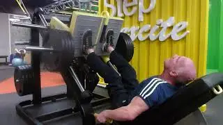 Локтионов Валерий. Жим ногами 150 кг на 18 в Алекс-фитнесе Рио