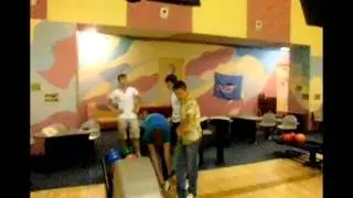 Упал в боулинге:D