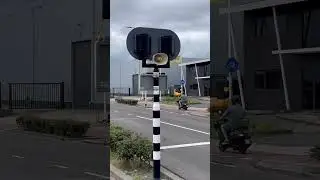 Баржа с контейнерами через игольное ушко! Kop schroef!