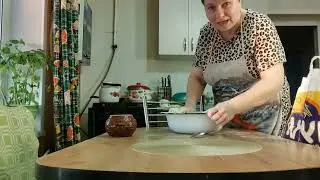 СОСЕД УГОСТИЛ КАРАСЯМИ, ПЕКУ ПИРОГИ...
