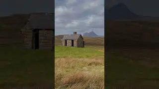 A wee abandoned building with the epic Suilven in the backdrop // Assynt, Scottish Highlands