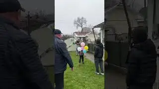 Військовий приїхав привітати доньку з днем народження.