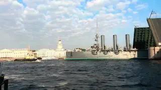 Крейсер Аврора идет на ремонт в Кронштадт