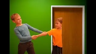 Дети проходят сквозь дверь
