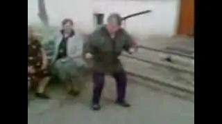 Бабка зажигает.