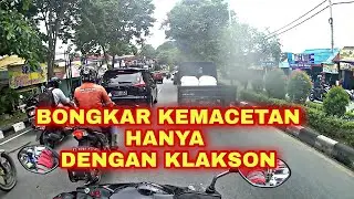 escorting ambulance saat ditengah kemacetan hanya menggunakan klakson