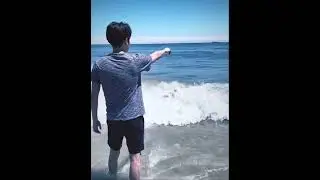 When you bring an Attack on Titan fan to the beach
