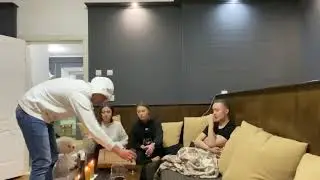Переходим на корм для белых собак, подтекают глаза у бишона. Коллеги зашли в гости.
