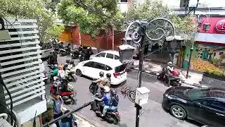 Jalan Braga Bandung - Makan di foodcourt murmer