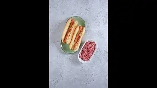 Káposztás hot dog céklasalátával