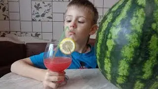 Большой арбуз. Арбузный сок. Коктейль из арбуза.