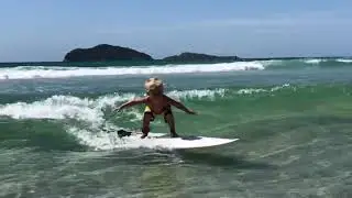 Bebê Surfista surfando na Praia do Santinho