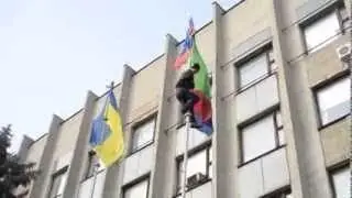 Восточная Украина. Донецк. Спуск украисного флага. 01.03.2014
