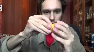 Толян открывает киндер