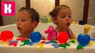 В огромной ванной Животные и водяные бомбочки Макс и Катя