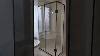 Угловая стеклянная душевая кабина