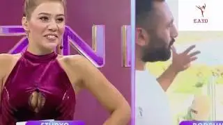 ŞAŞI EDEN SEKSİ GÖĞÜS DEKOLTESİ SİBEL ARNA ZOOM HD
