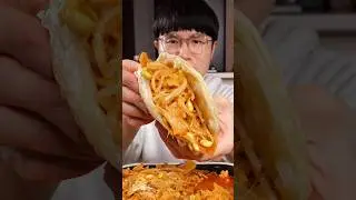 Chinese burger with chicken and bamboo shoots 🍔 