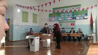 Выборы 2021: Участок 3011 Члены УИК помогают избирателям проводить свои бюллетени через АСУ