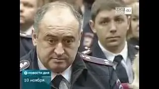 Глава района вручает ключи вдовам погибших сотрудников полиции