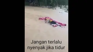 Jangan terlalu nyenyak jika tidur😂 #banjir #viral #storywa30detik #lucu #meme