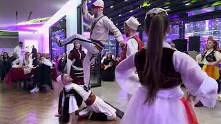 Valle tradicjonale Shqiptare nga jugu ne veri